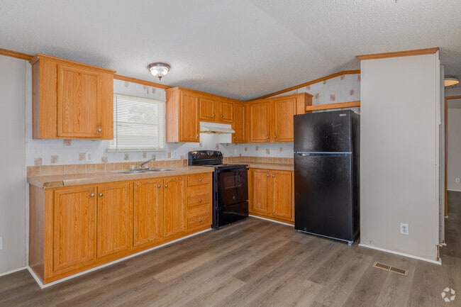 3BR, 2BA - 1,000SF - Kitchen