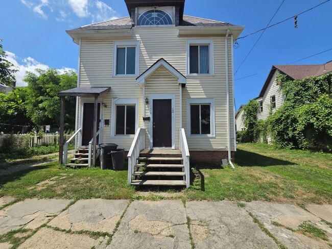 Building Photo - Lower 3 bedroom unit