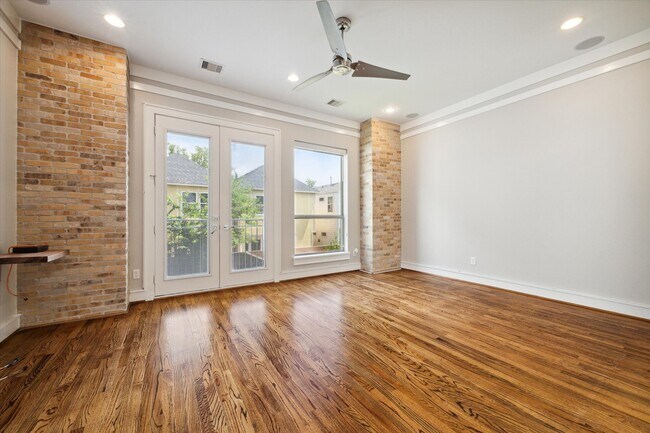 Photo - 6126 Clyde St