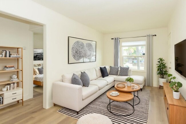 Building Photo - **REDUCED SECURITY DEPOSIT** Refreshed 2 Bed /1 Bath Pacific Beach Duplex Near the Ocean & Bay! Unit 4430