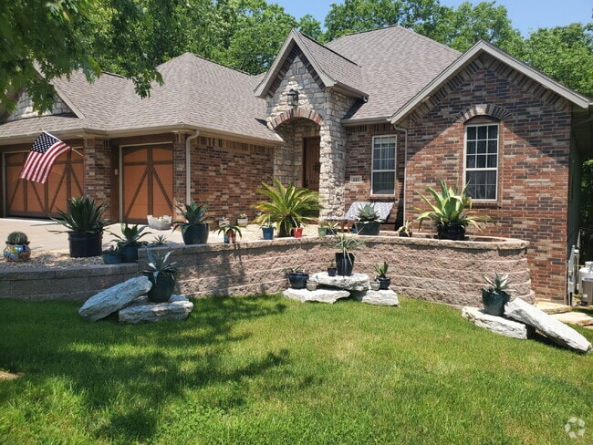 Building Photo - Custom 5 BR / 3 Car Garage, Home theater, ...