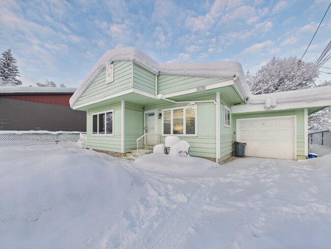 Photo - 820 Smythe St