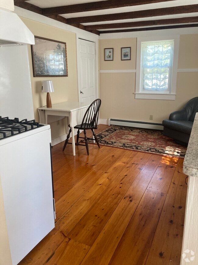 Building Photo - 114 Maplewood Ave Unit 1R Rental