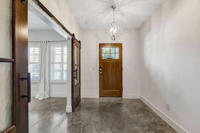 Photo - Modern living in Salemtown!