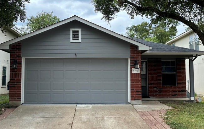 Building Photo - Room in House on Dittmar Oaks Dr