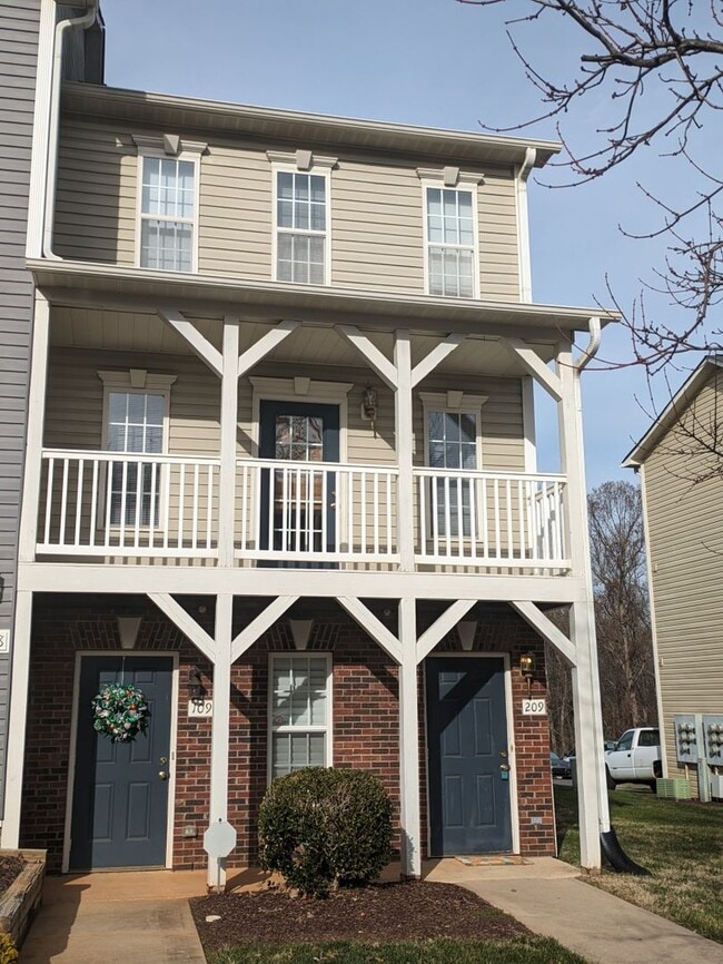 Building Photo - Large 3 Bedroom Townhome in Mooresville