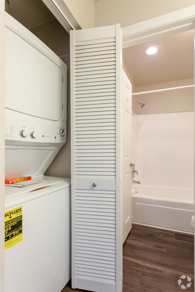 1BR, 1BA - 820 SF