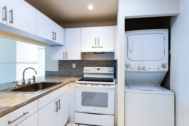 Building Photo - 460 E 23rd St Unit 302