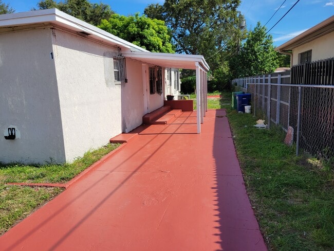 Entrada derecha - 1646 NE 150th ST