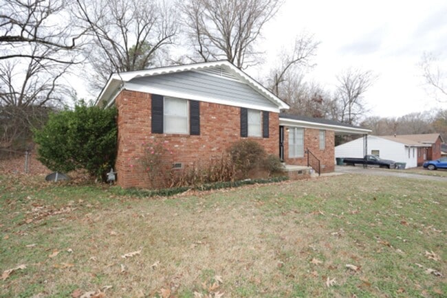 Photo - 3909 University St