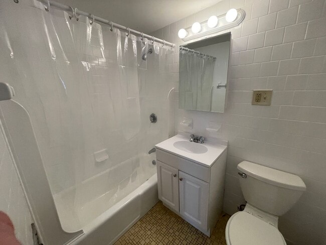 Photo - One Bedroom -  Union Square * ALLSTON * * School House @ Ringer Park