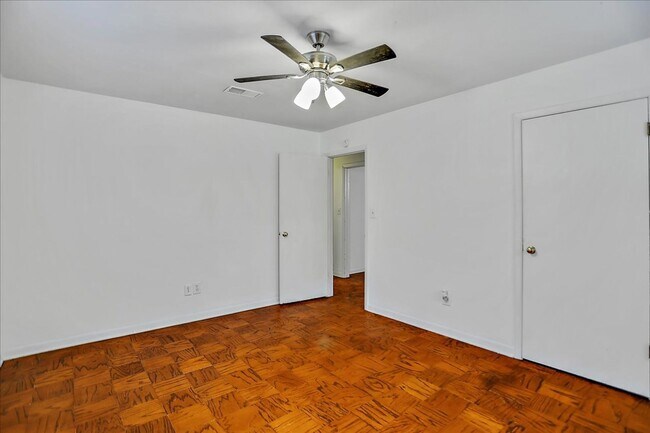 4221/4223 Hawthorne Court