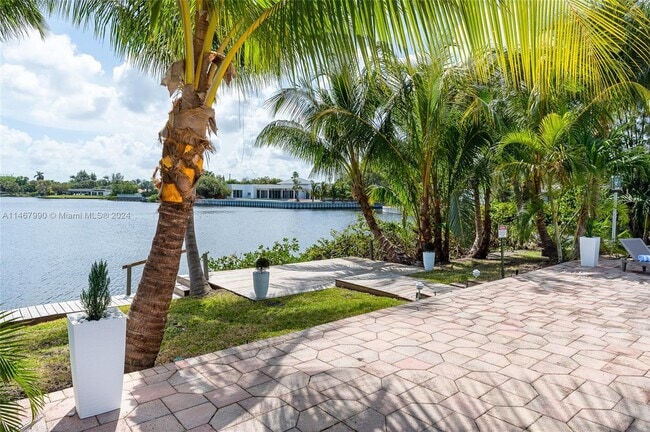 Photo - 2500 NE 199th St