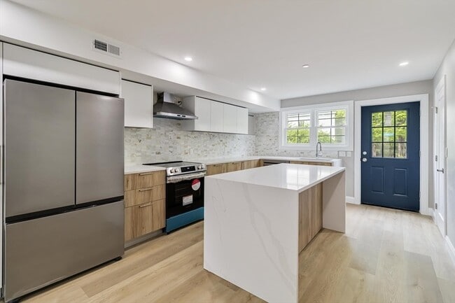 Building Photo - 192 Main St