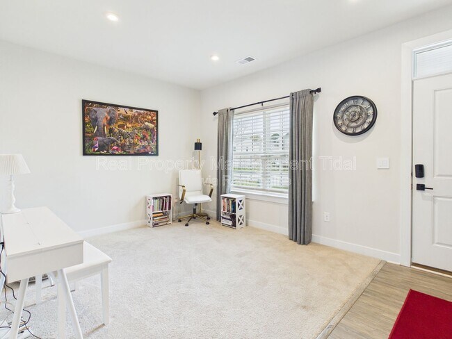 Photo - 555 Oliver Wy