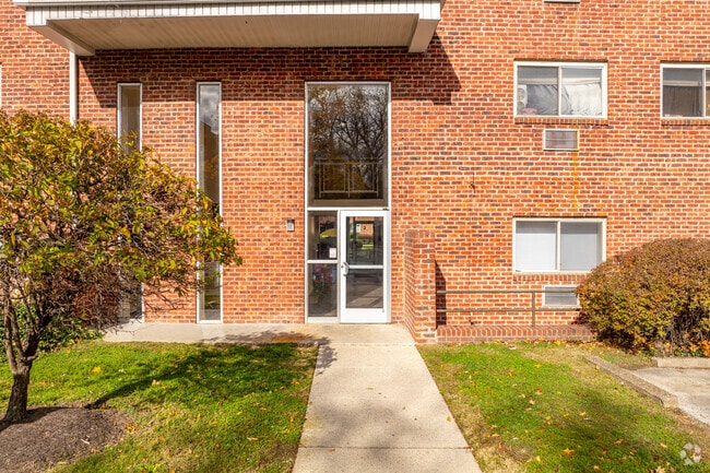 Entrance - Barclay Square Apartments