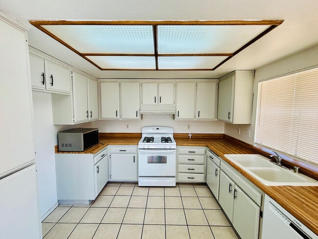 Photo - 2308 Edam St