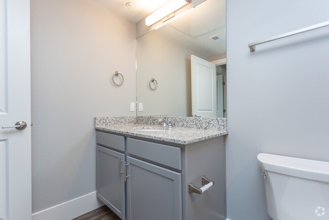 2BR, 2BA - 951 SF