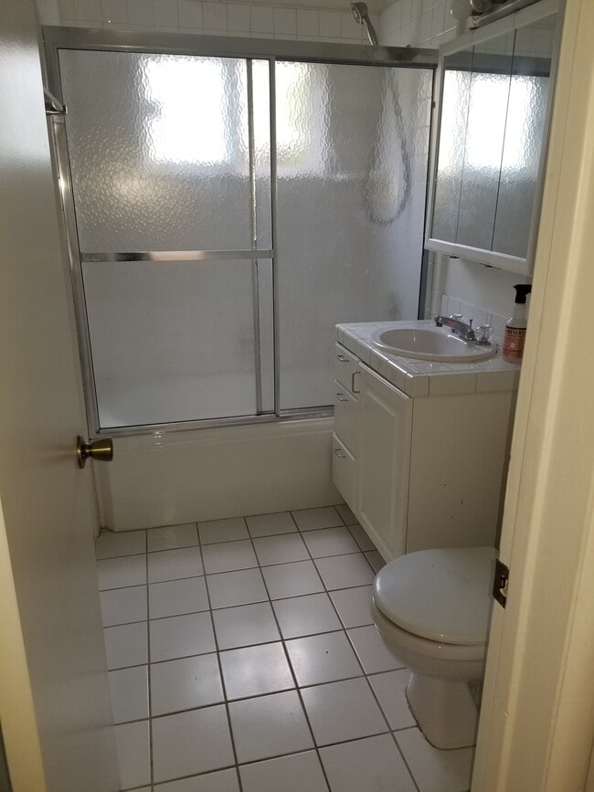Full Bathroom - 1444 17th St Unidad #2