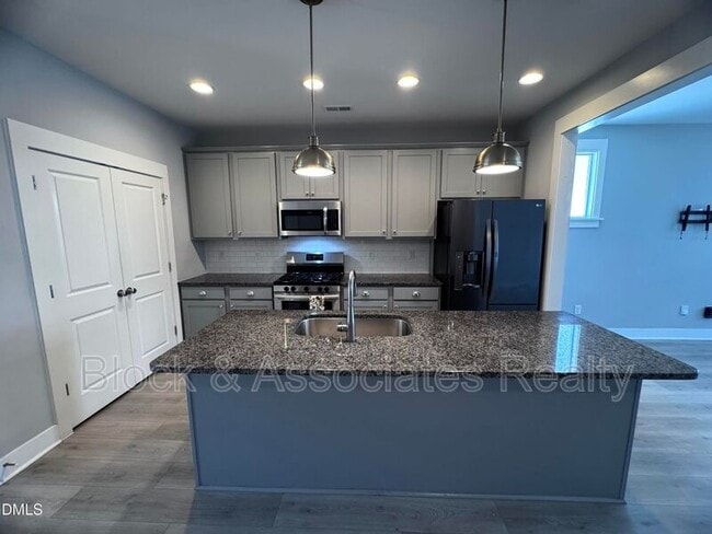 Photo - 440 Douglas Falls Dr