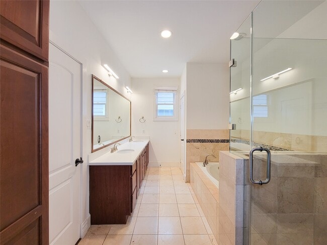 Photo - 704 E 9th St