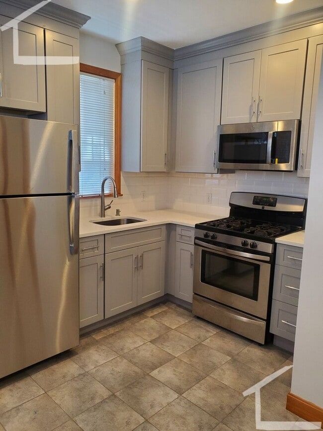 Building Photo - Nicely renovated unit with parking included! Rental