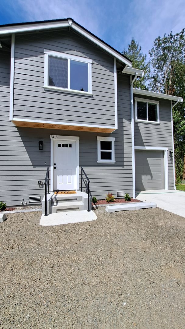 Building Photo - 3 Bedroom 2.5 Bath Duplex