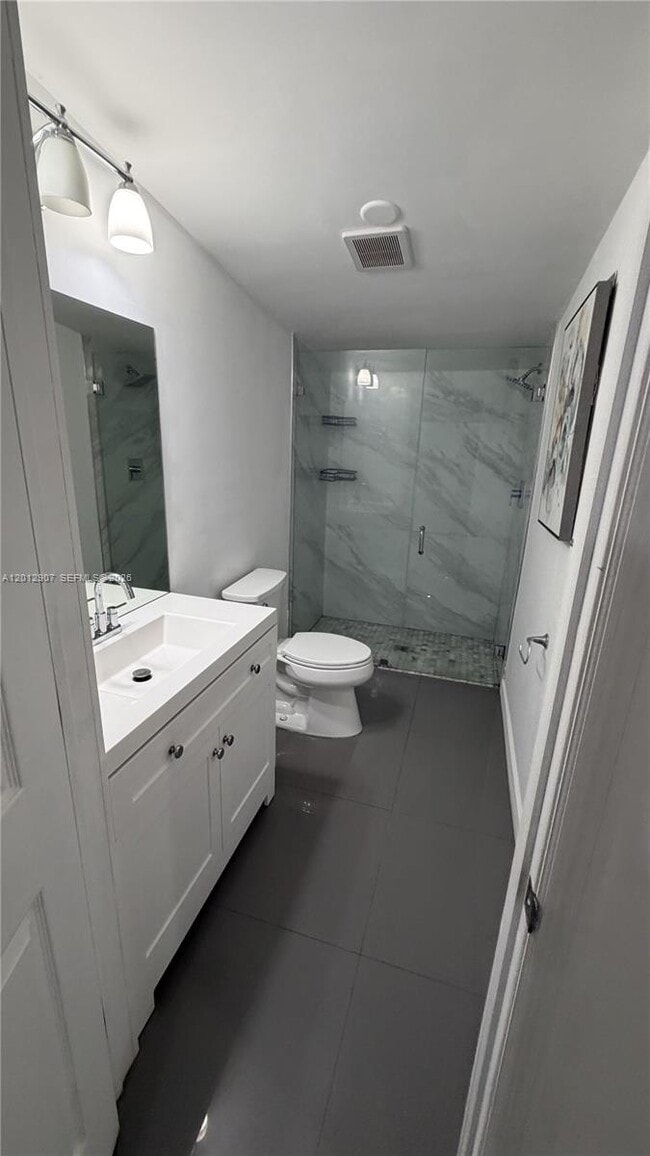 Building Photo - 1212 E River Dr Unit 2