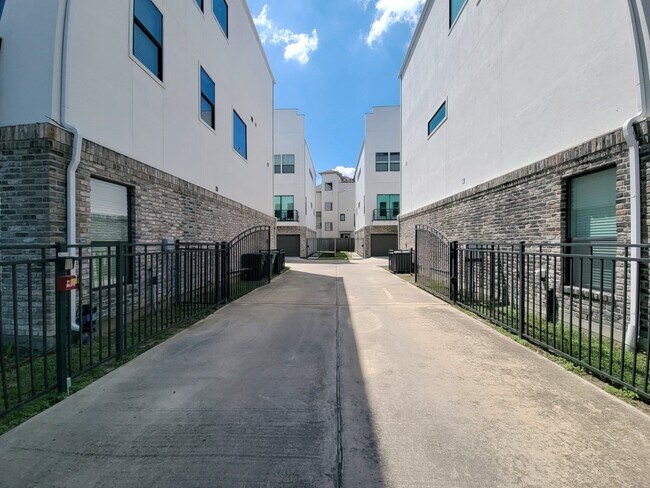 Photo - 5709A Larkin St