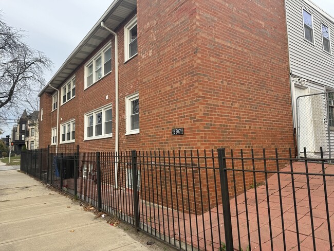 Building Photo - 3711 S Michigan Ave Unit 2 Rental
