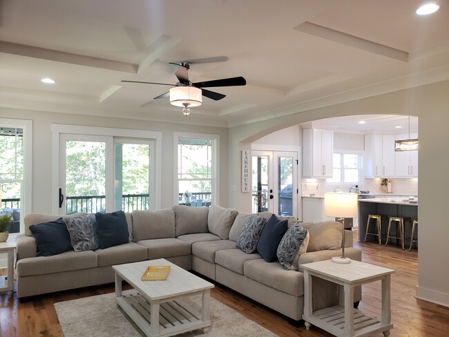 Family room opens to a screened in porch - 463 Lake Wylie Rd House