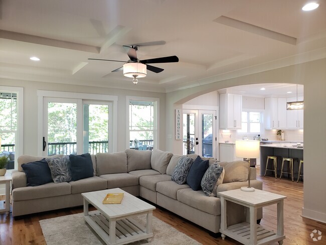 Family room opens to a screened in porch - 463 Lake Wylie Rd Rental