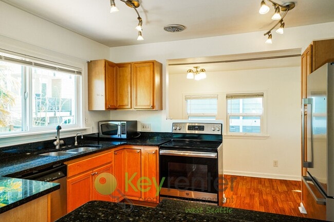 Building Photo - Versatile 4-Bedroom with Patio, Parking, a... Rental