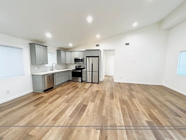Building Photo - 13231 Jefferson Ave Unit B