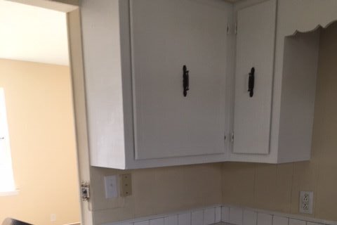 Muchos gabinetes - 2725 Wren Dr