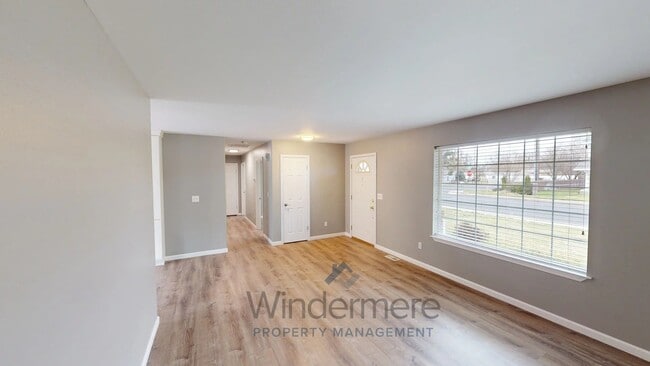 Photo - 739 S E Landen Dr