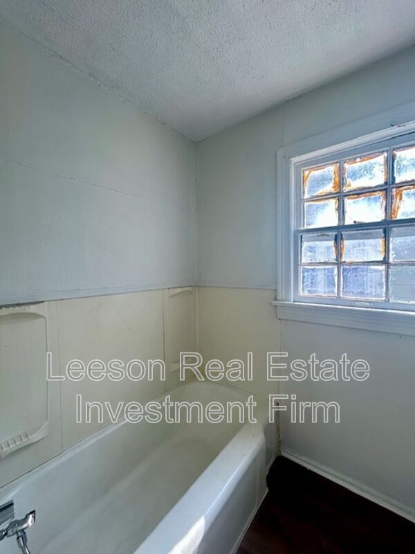 Photo - 318 W 68th St
