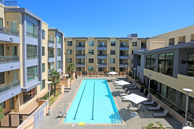 Building Photo - One Hundred Grand Rental