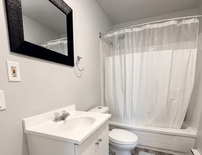 Photo - 104 Queen St N