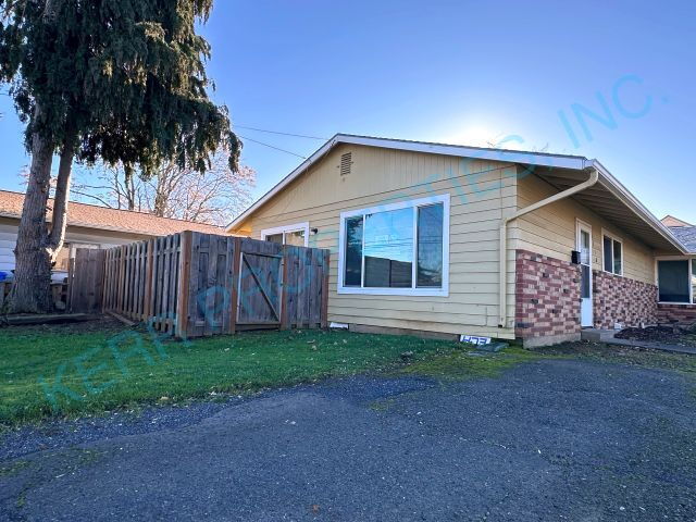 Building Photo - Charming 2-Bedroom Duplex Retreat on SE Steele St, Portland – Cozy Comfort Awaits!