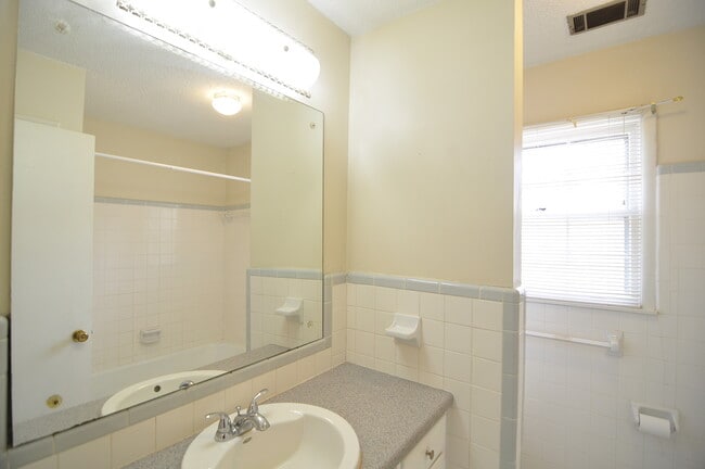 Photo - 2505 Lancelot Dr SE