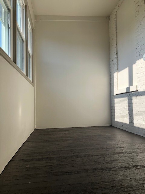 Inclosed porch - 2814 N Troy St Unit 2R