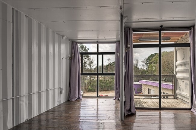 Building Photo - 1400 Sycamore Ave Unit 4A