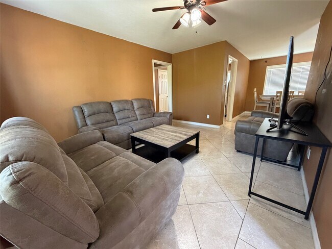 Photo - 2421 Pine St