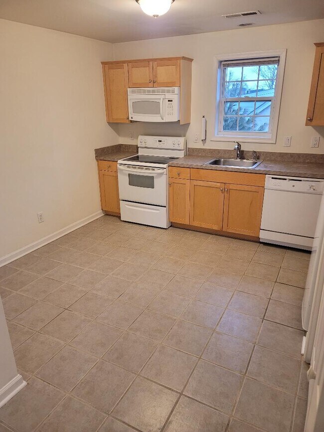 Photo - 610 Maple Ave Unit 200