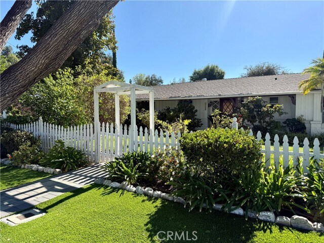 Photo - 22346 Burbank Blvd