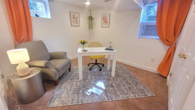 Spacious Home office for remote work or study - 7109 Peachtree Rd Unidad Peach #2