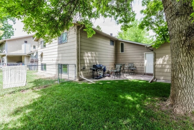 Building Photo - 915/917 Camelot Court Unit 915