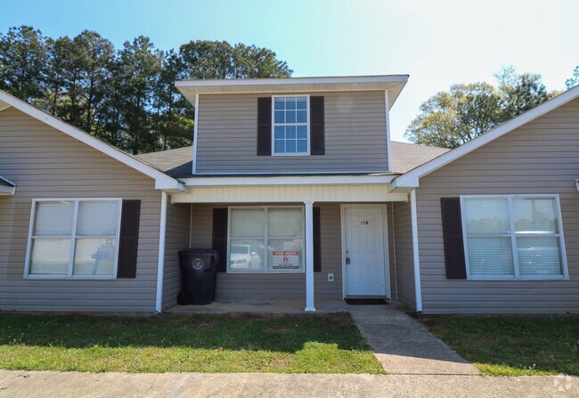 Building Photo - 2 BEDROOM, 2 1/2 BATH TRIPLEX CLOSE TO HON... Rental