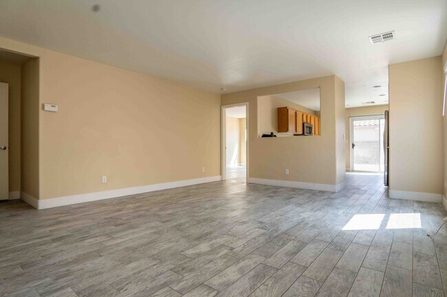 Photo - 5558 Rollins St